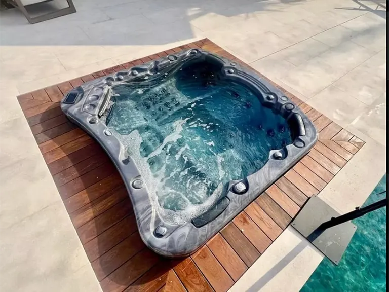 Be Well Canada Spa E585 hot tub gallery image 2