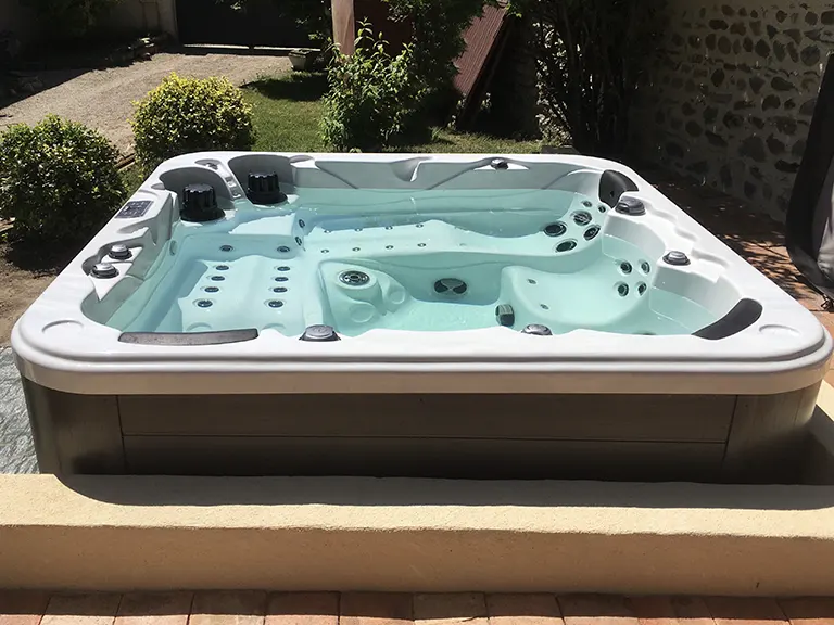 Be Well Canada Spa O565 hot tub gallery image 2
