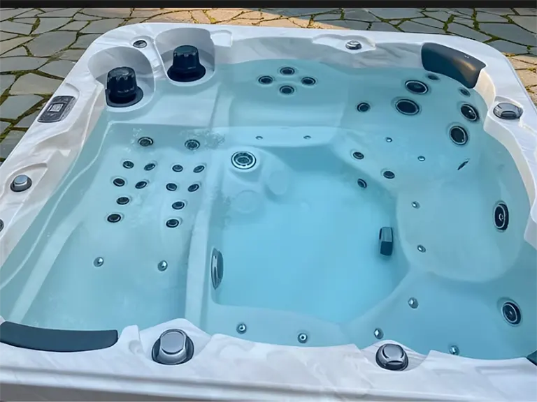 Be Well Canada Spa O665