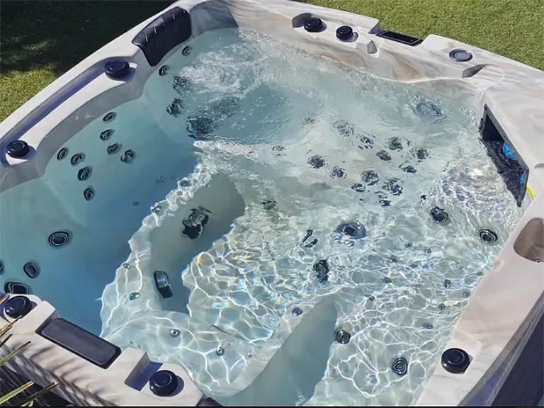 Be Well Canada Spa P584 hot tub gallery image 3