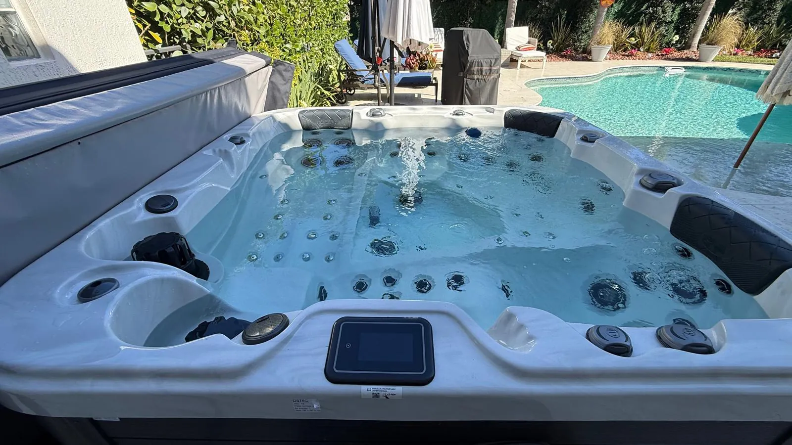 Touchscreen, loungers and jets of the Be Well O578C