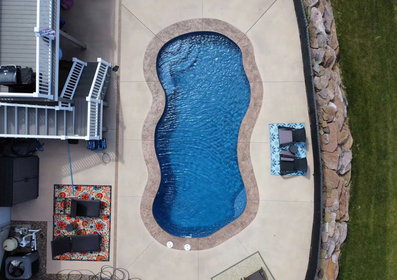Latham Bay Isle fiberglass pool, photo 2