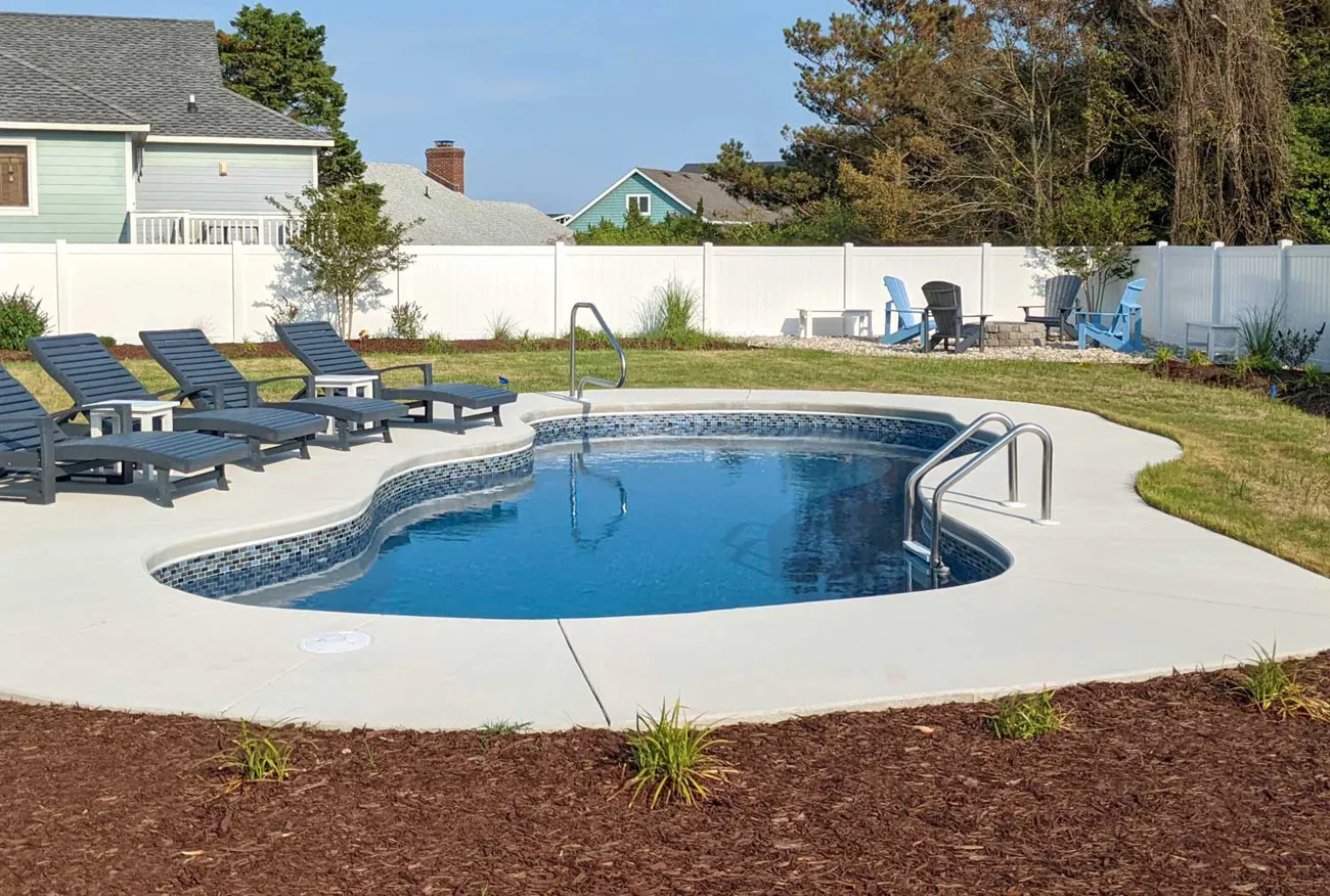 Latham Bay Isle fiberglass pool, photo 3