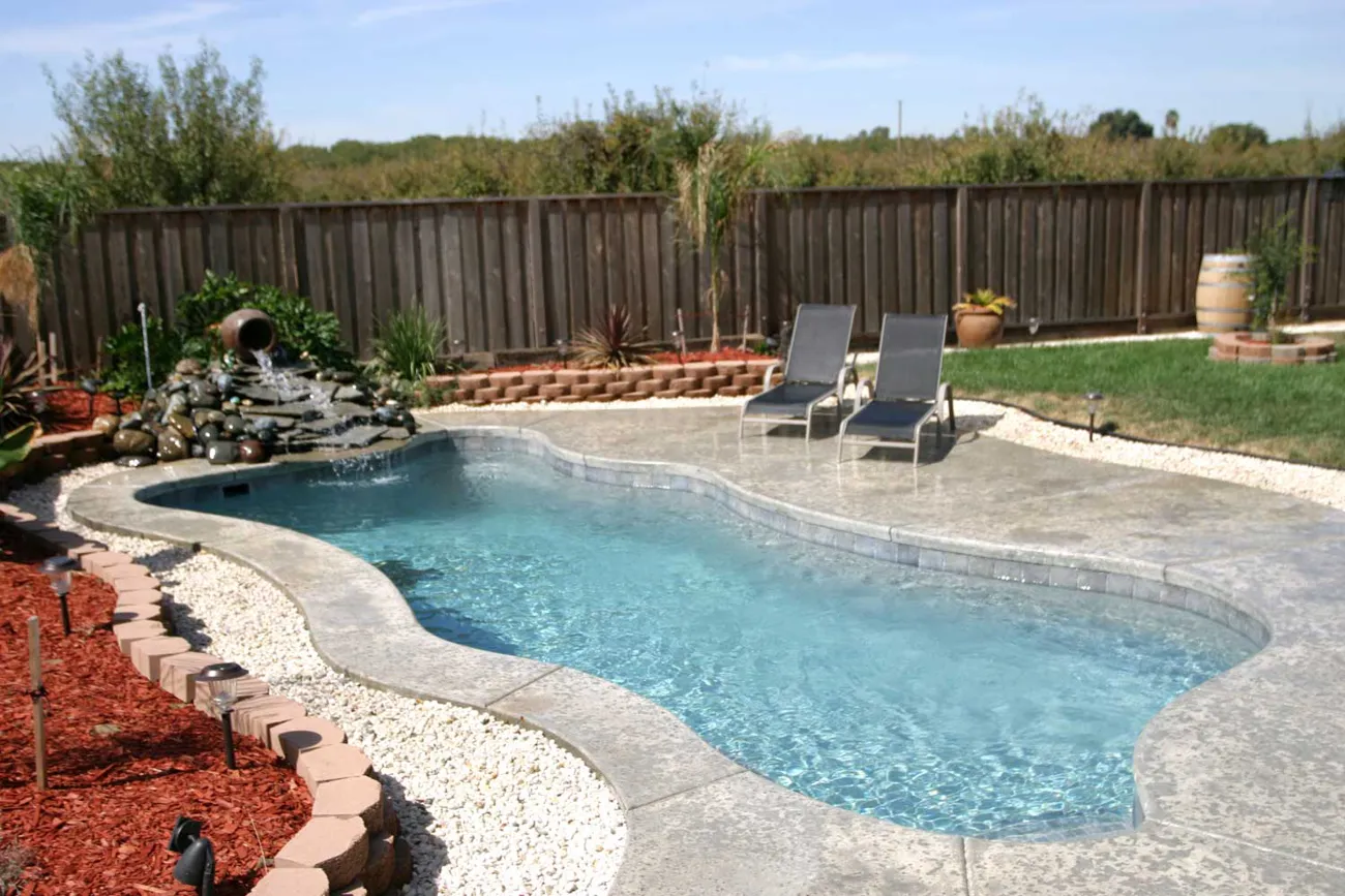 Latham Cape Cod 12 fiberglass pool, photo 3