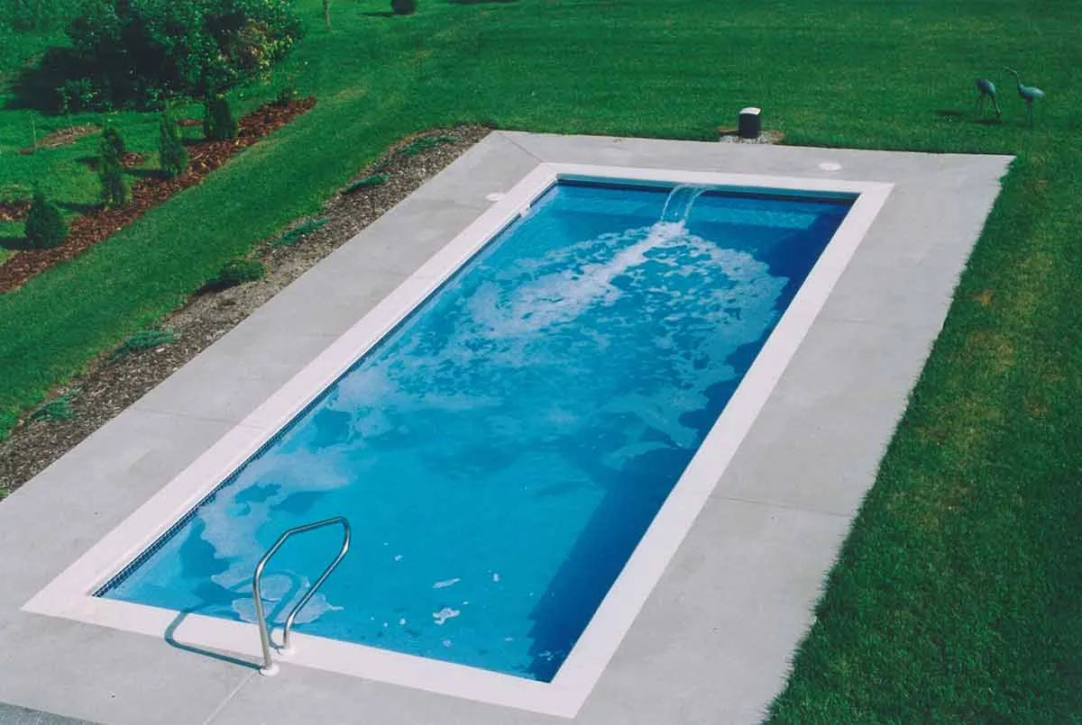 Latham Claremont fiberglass pool, photo 3