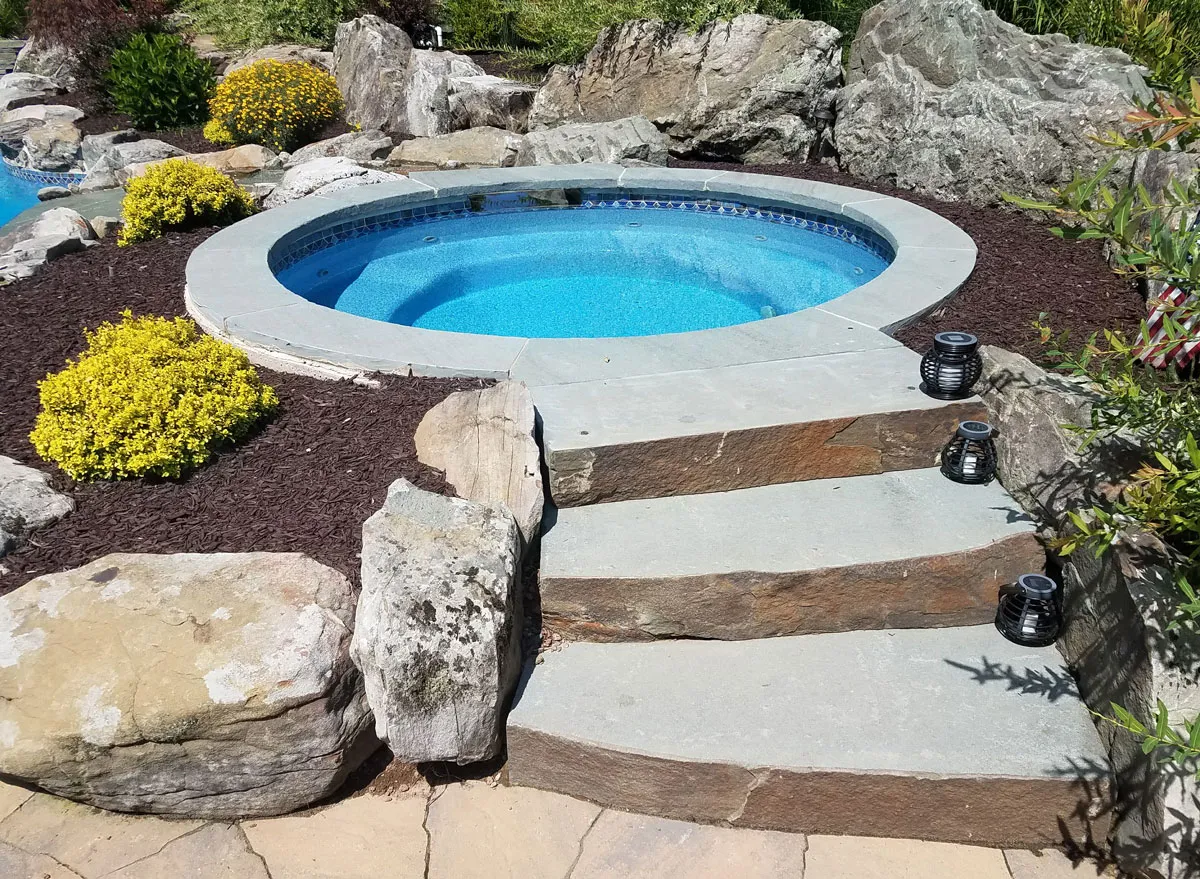 Latham Mystic fiberglass spa, photo 3