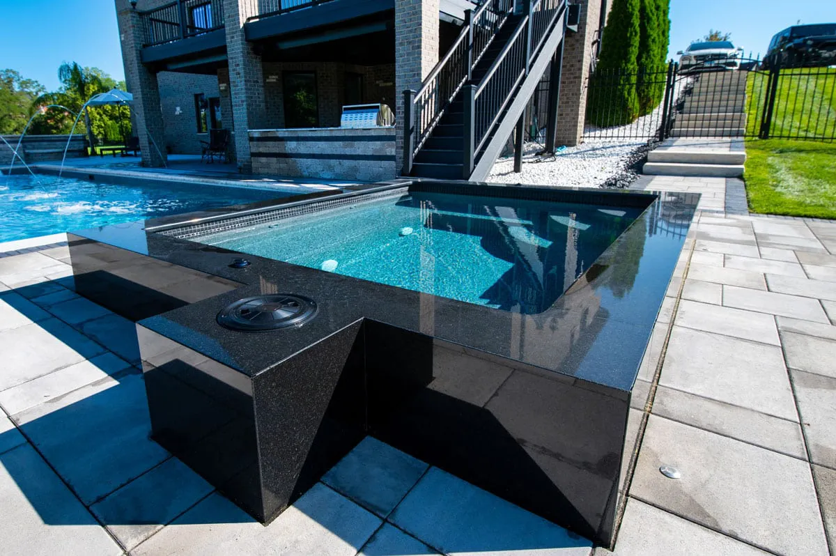 Latham Royal fiberglass spa, photo 3