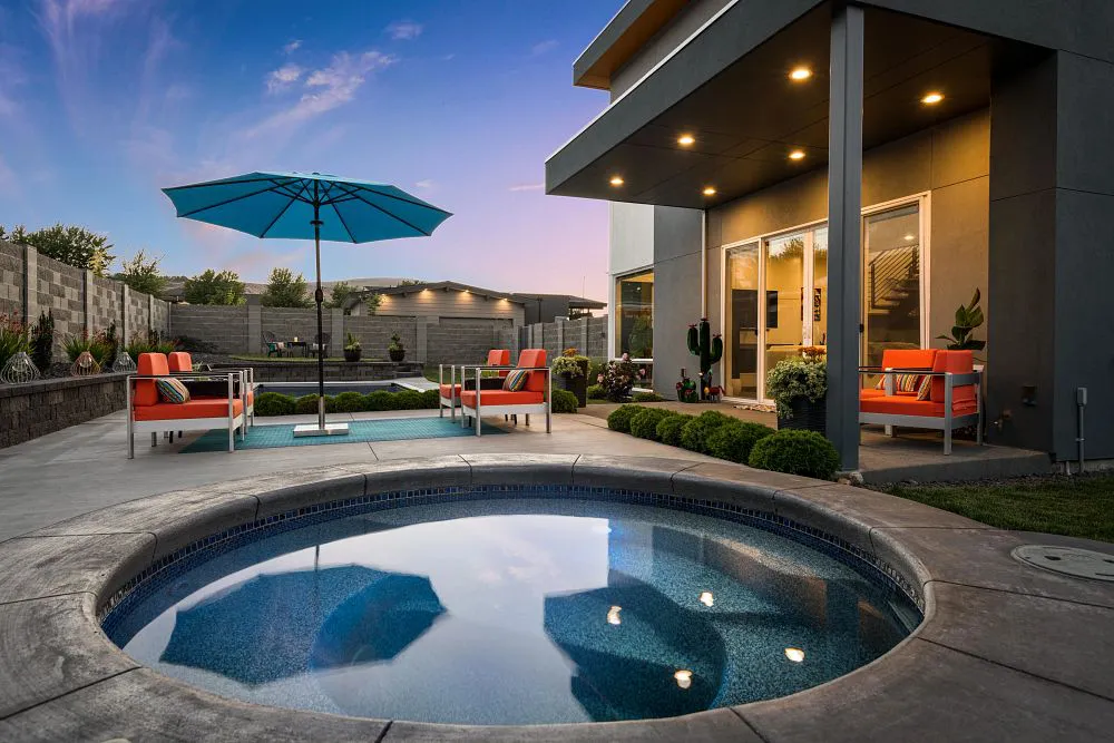 Latham Shasta fiberglass spa
