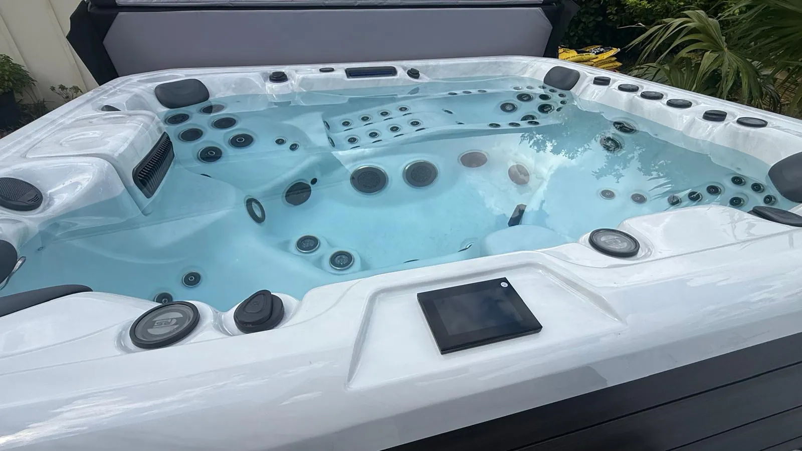 Touchscreen control and jets inside the Maximus
