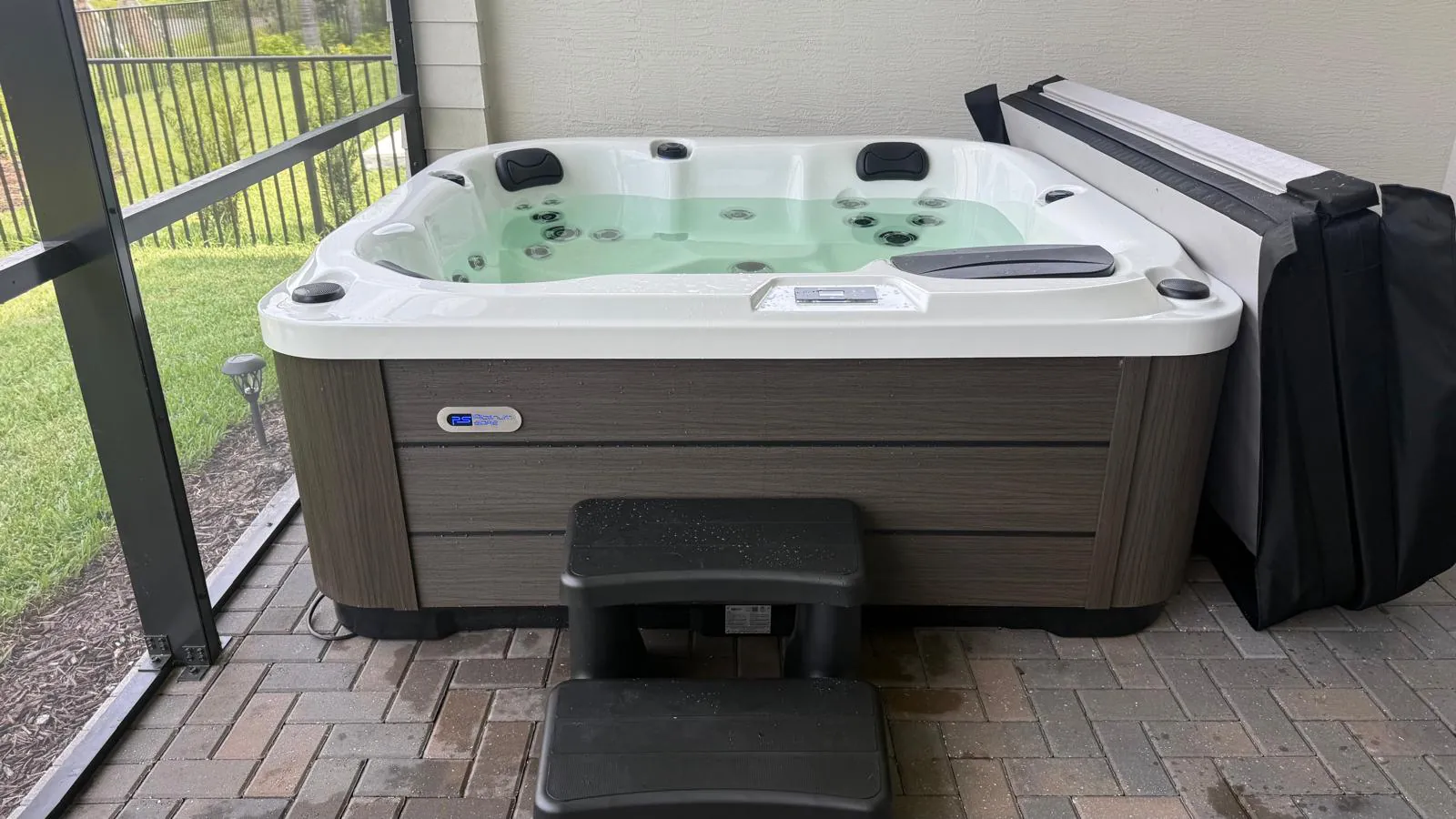 Platinum Reims hot tub set in a screened lanai in Palm Beach Gardens