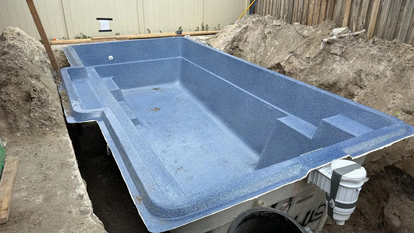 Sapphire blue Tuscan 11.20 shell set in the excavation